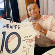 Mbappe-sign-shirt.png